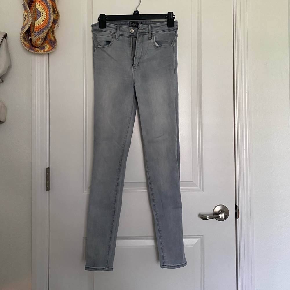 ABERCROMBIE AND FITCH SIMONE HIGH RISE SKINNY JEANS SIZE 2 OR 26R. COOL COLOR!